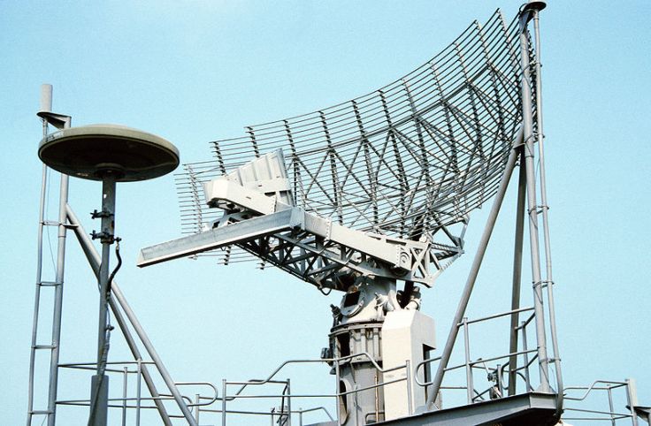 800px-SPS-49_Air_Search_Radar_antenna.jpg